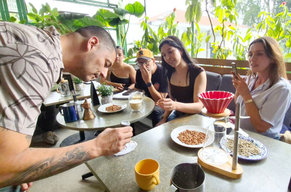 Germán Andrés Restrepo, coproprietario de Santo Kaffeto, muestra la elaboración de un latte durante el taller Experiencia Sensorial, realizado en alianza con LA PATRIA.
