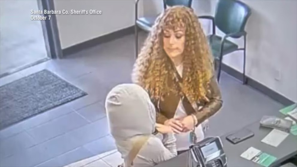 Ese día la pequeña fue captada por las cámaras de un local de alquiler de automóviles, que registró a la niña disfrazada.