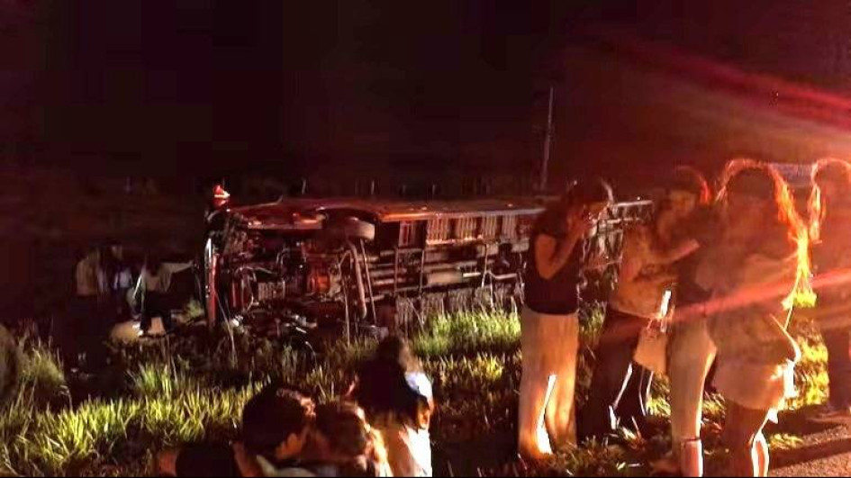 El bus, con 37 pasajeros paraguayos, regresaba a ese país desde Brasil cuando sufrió el volcamiento.