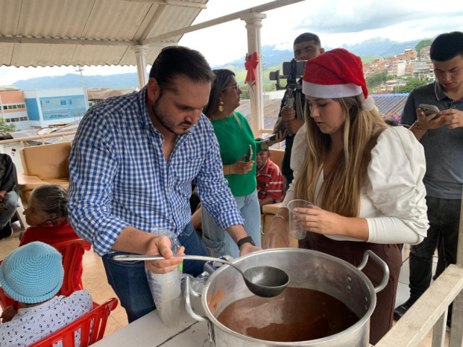 El alcalde Jhon Jairo Castaño y la primera gestora social Daniela Nieto rindieron un emotivo homenaje a los adultos mayores del municipio más longevo de Colombia.
