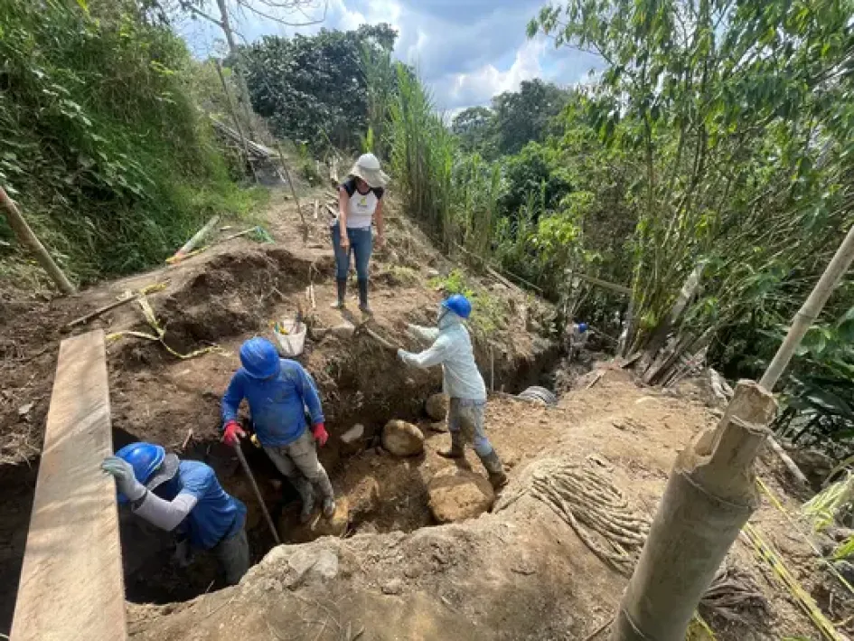 Obreros intervienen el terreno donde se construye el colector en el barrio La Italia de Santa Rosa de Cabal (Risaralda).