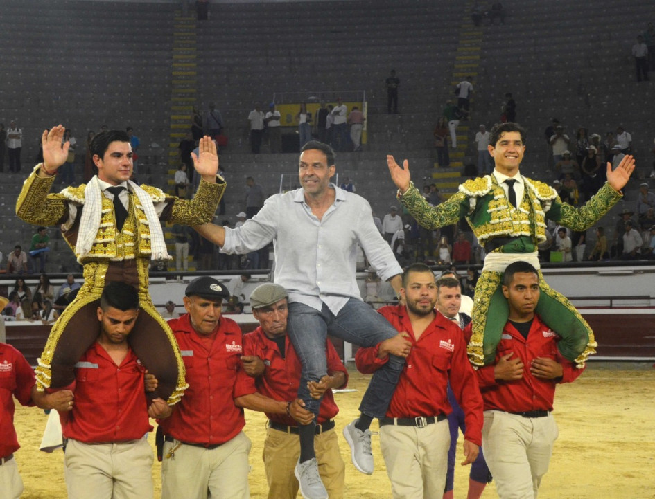 Jesús Enrique Colombo (izq.) y Luis David Adame (der.) salieron a hombros y por la puerta grande de Cañaveralejo en la última corrida de toros de la Feria de Cali. En el centro, Antonio José González, de la ganadería Salento, hierro triunfador de la temporada.