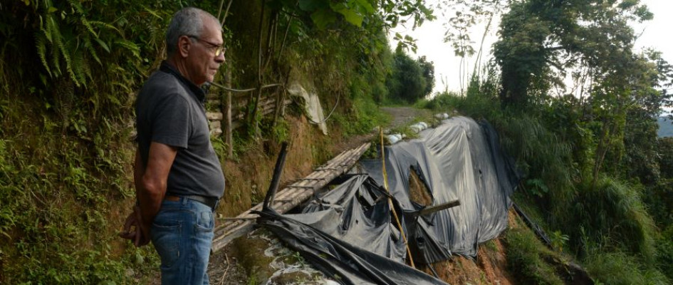 Dago Alberto Franco Henao está parado en lo queda de la vía hacia la vereda Java, pues para poder transitarla la comunidad instaló un puente artesanal con guadua y madera que con el paso del tiempo se ha deteriorado. 