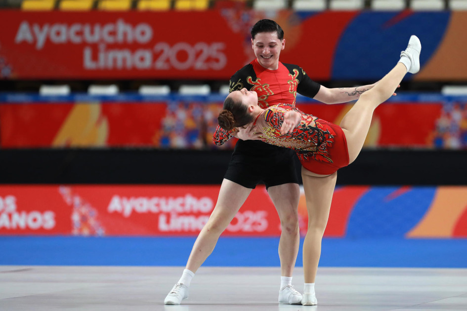 Daniela Moreno y Jaider Rodríguez de Colombia compiten en la final de Gimnasia Aeróbica mixta durante los Juegos Bolivarianos Lima-Ayacucho 2025 este domingo, en el polideportivo de Villa El Salvador, en Lima (Perú). 