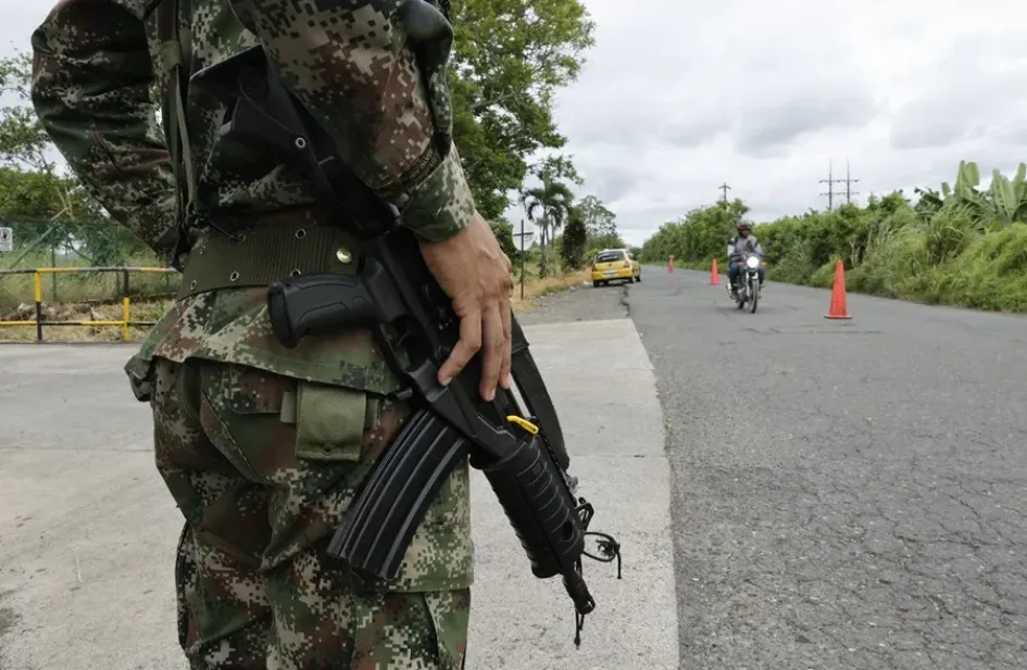 Fotografía de archivo de soldados colombianos vigilando una carretera en Colombia. 