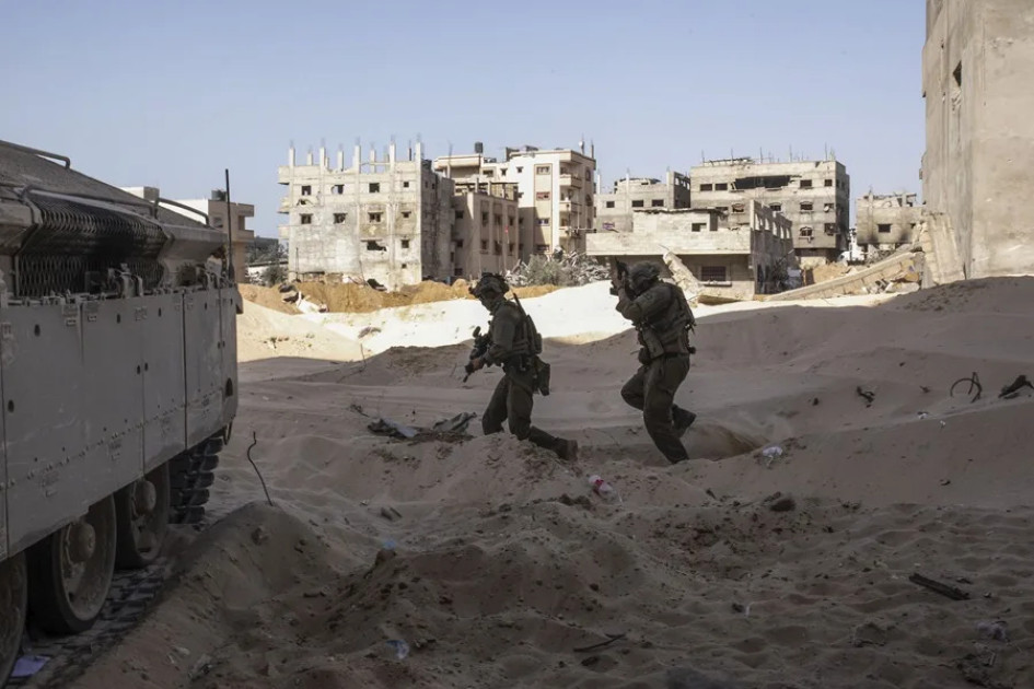 Desde la entrada en vigor de la tregua, el pasado 10 de octubre de este 2025, más de 400 palestinos han muerto por fuego israelí. Reportan el asesinato de tres gazatíes. En la foto, soldados y tanques israelíes apostados en la ciudad de Gaza en octubre de 2025. 