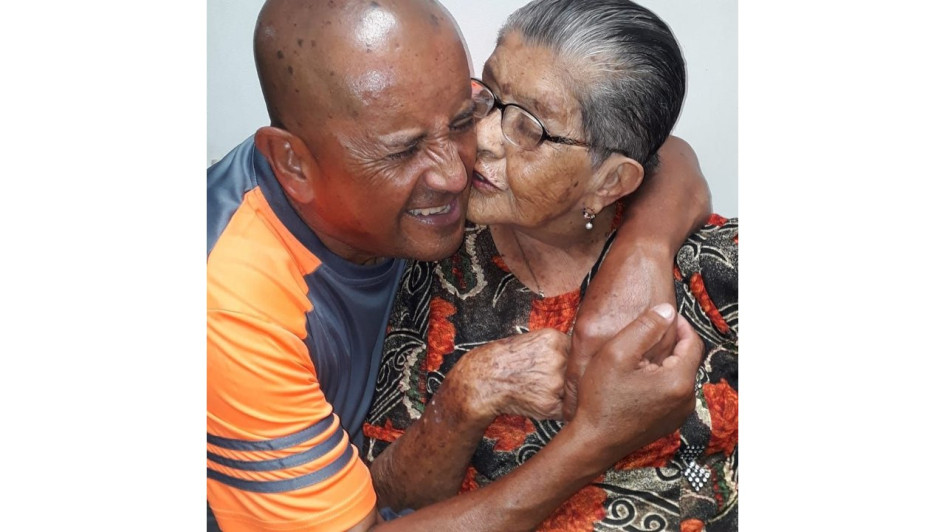 Elkin Alberto Cano Giraldo y su mamá, la aguadeña Delia Giraldo, quien recientemente falleció.