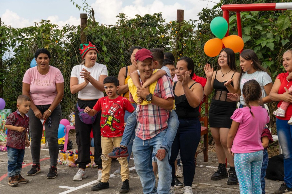 En las diversas actividades navideñas se integran padres de familia y líderes comunales quienes colaboran para preparar las viandas y entregar los regalos.