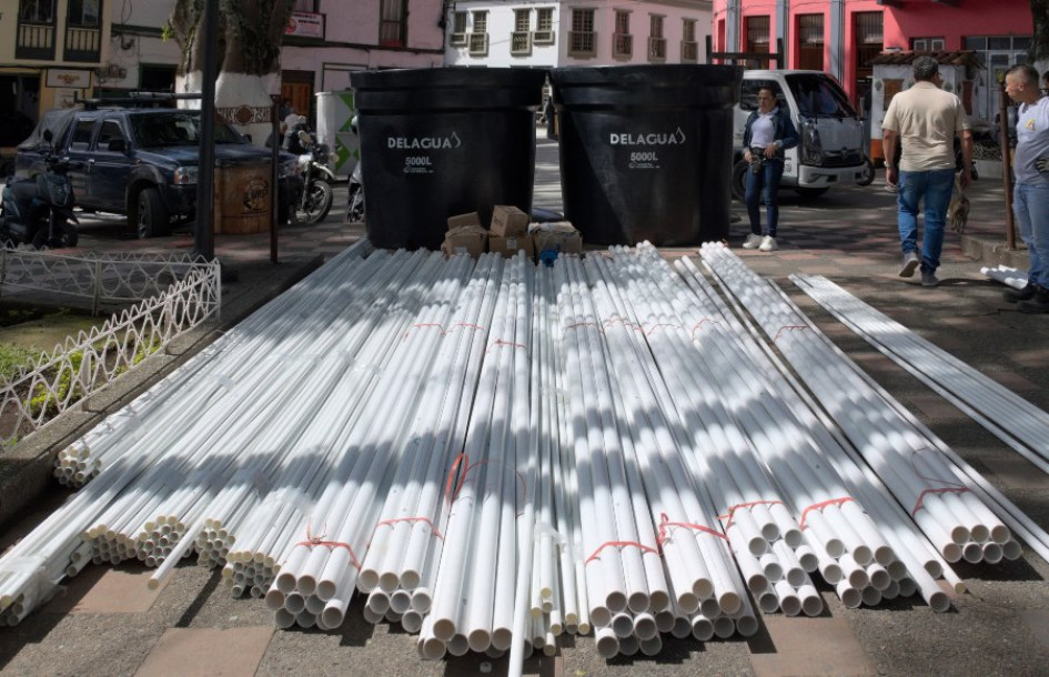 Entrega de insumos para mejorar acueductos a presidentes de juntas de Acción Comunal favorecidas.
