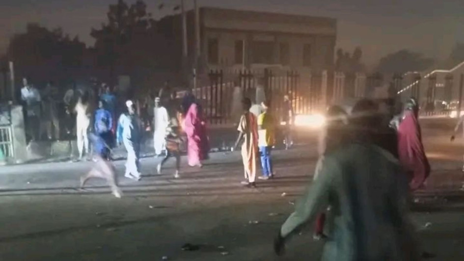 Imágenes en redes sociales muestran las consecuencias de la explosión, con personas congregadas en una zona de mercado, gritos, carreras y partículas de polvo suspendidas en el aire.