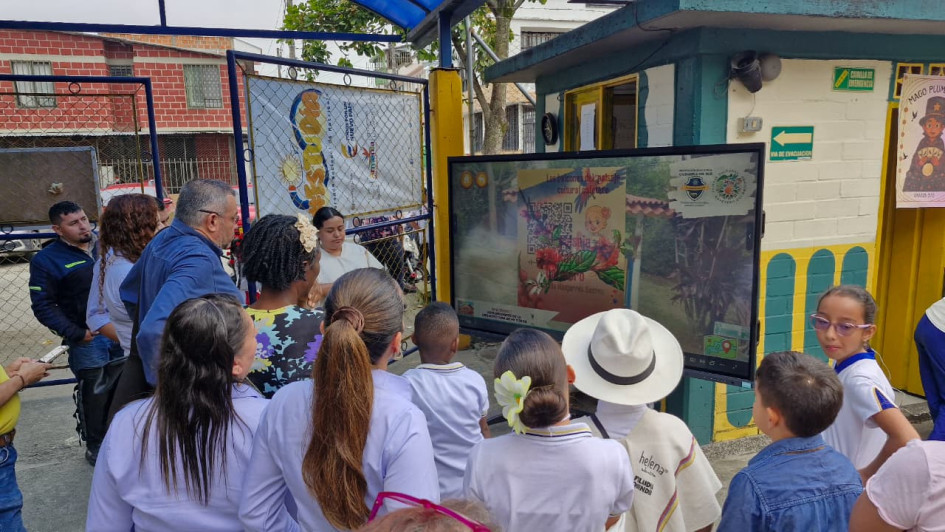 Durante los últimos años, el municipio ha invertido más de $123 mil millones en el sistema educativo, fortaleciendo la infraestructura, la tecnología y la formación docente. Uno de los hitos más importantes ha sido la dotación digital de todas las aulas públicas, desde el nivel de educación inicial (jardín, prejardín y transición) hasta el grado 11.