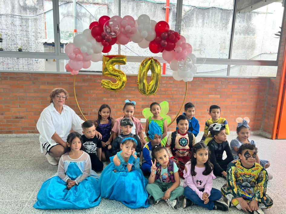 La profe Estela fue despedida por su grupo de tercero de primaria, en medio de una fiesta de disfraces.