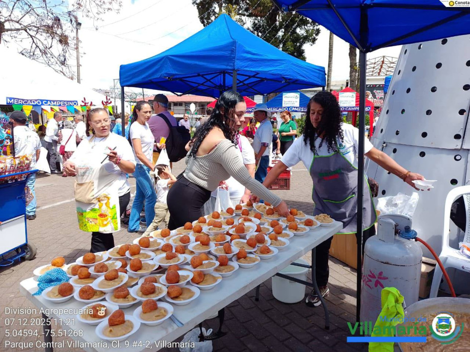 La Alcaldía repartió 500 platos de natilla entre quienes se acercaron a comprar en el Mercado Campesino del pasado domingo 7 de diciembre.