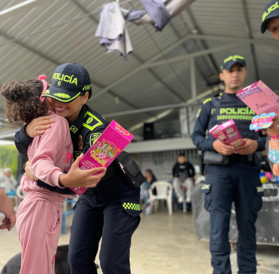 Entrega de regalos en vereda de Manizales
