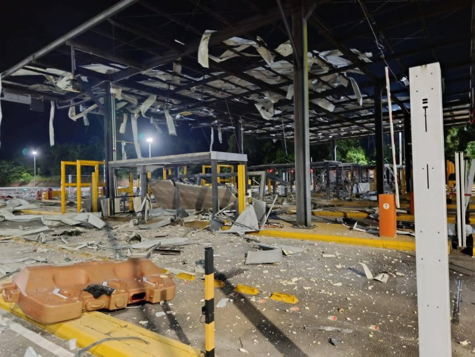 Así quedó el peaje de La Lizama luego de un ataque con explosivos registrado en la madrugada de ayer, el lugar quedó prácticamente destruido.