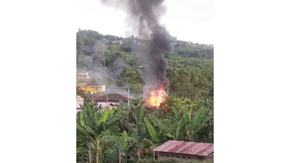 El Cuerpo de Bomberos atendió en la tarde de este sábado un incendio en una finca, en zona rural de Anserma (Caldas).