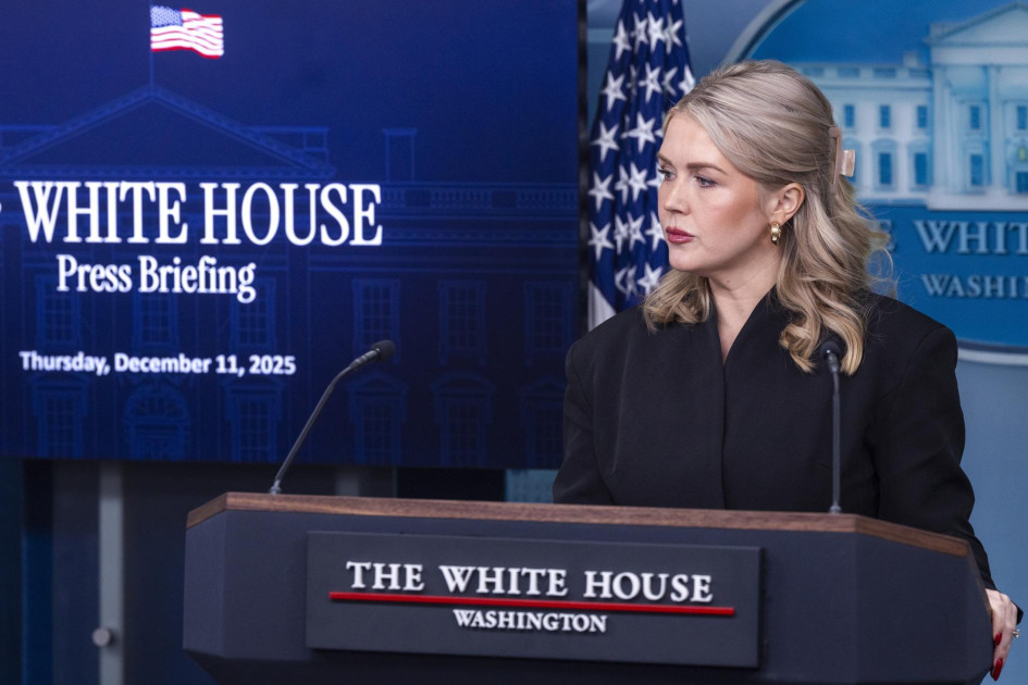La secretaria de prensa de la Casa Blanca, Karoline Leavitt, responde a una pregunta de los medios de comunicación durante la conferencia de prensa diaria en la Casa Blanca en Washington, DC, EE.UU., el 11 de diciembre de 2025.