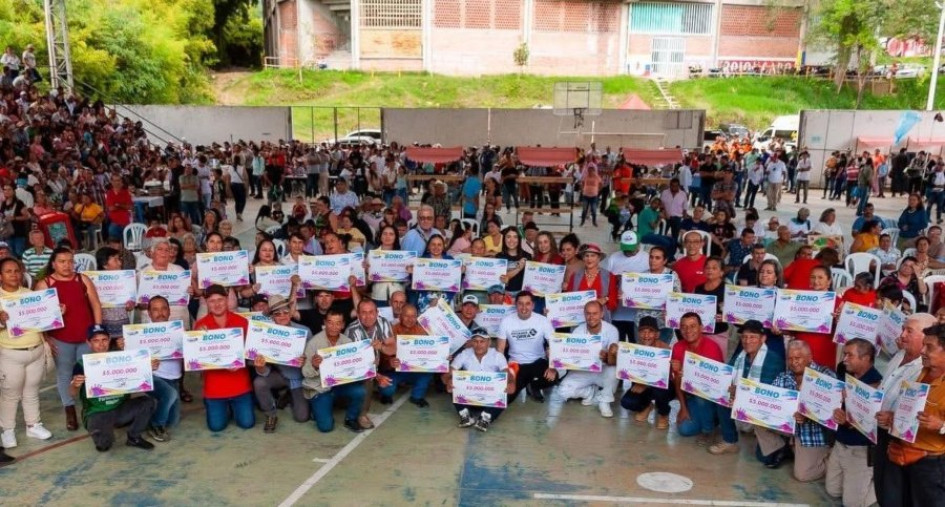Líderes de veredas y barrios de Anserma recibieron bonos de apoyo en el Centro de Integración Comunitaria y la Unidad Deportiva La Pradera de Anserma.