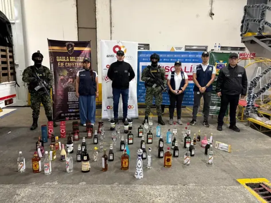 84 botellas de licor de contrabando fueron incautadas en un centro comercial de Pereira. El propietario enfrentará sanciones.