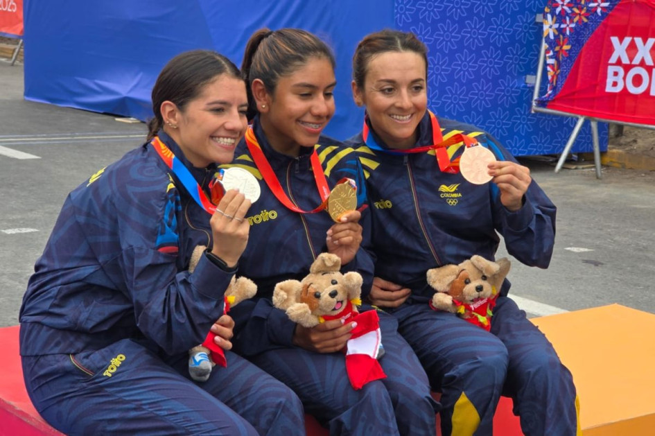 Lina Marcela Hernández (plata), Juliana Londoño (oro) y Diana Peñuela (bronce), las colombianas ganadoras de la prueba de ciclismo de ruta en los Juegos Bolivarianos.