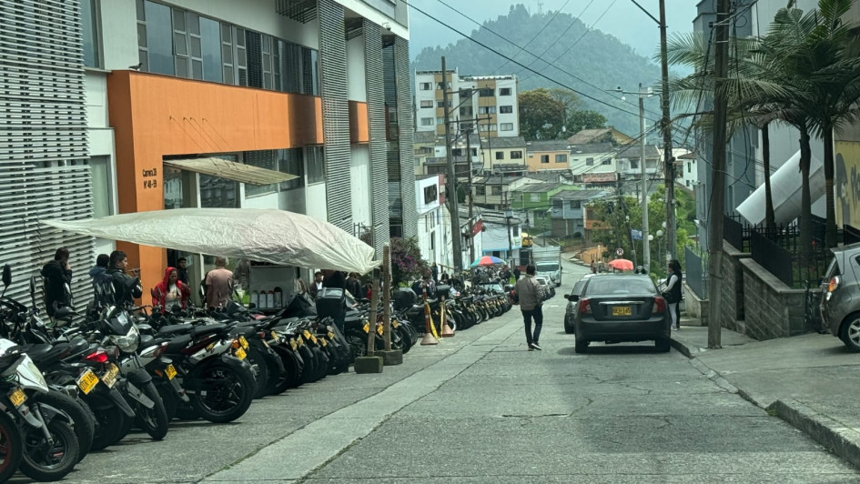 Las motos del call center que se parquean a la entrada de esta empresa.