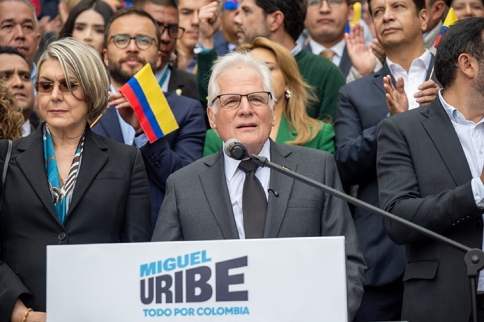 Miguel Uribe Londoño, padre del senador asesinado Miguel Uribe Turbay, en el lanzamiento oficial de la campaña presidencial en la Plaza Núñez del Congreso en Bogotá.