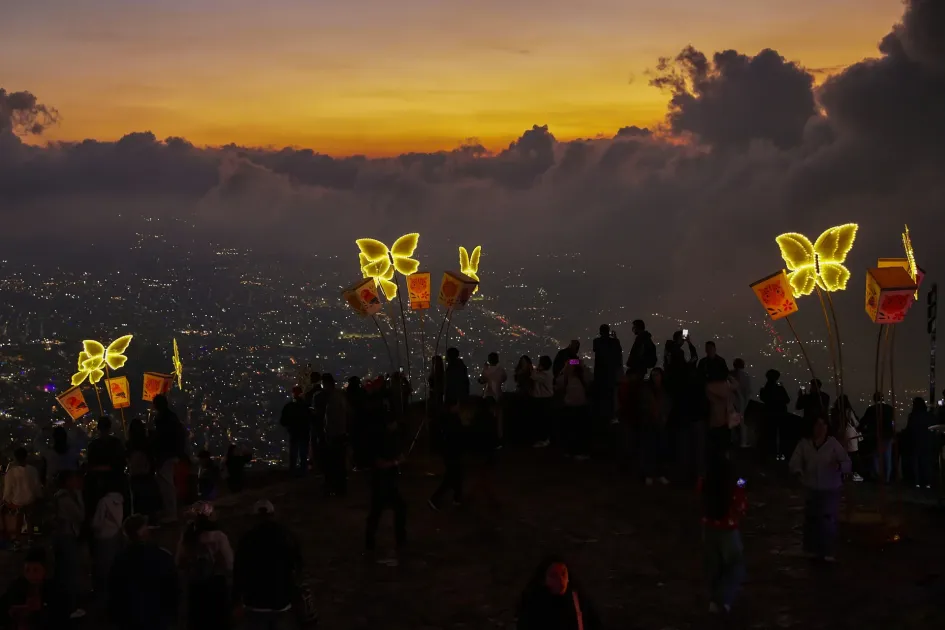 El cerro de Monserrate se llena de luz internacional en esta Navidad en Bogotá.