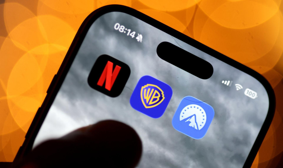 Fotografía de archivo fechada el 9 de diciembre de 2025 que muestra los logotipos de las aplicaciones de Netflix, Warner Brothers y Paramount en la pantalla de un celular en Berlín (Alemania).