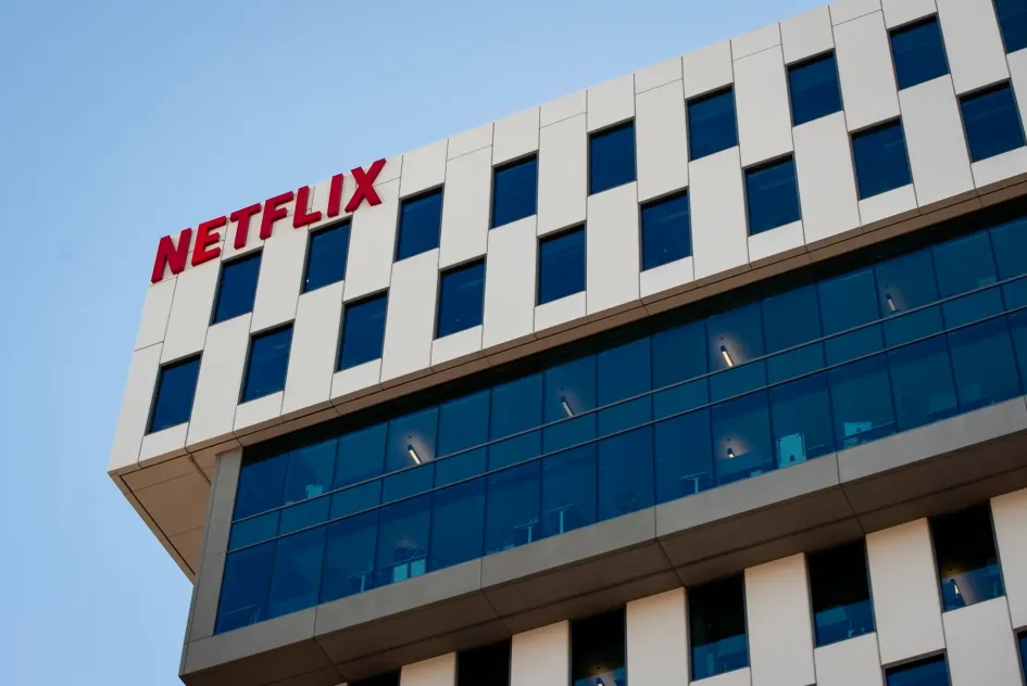 El logotipo de Netflix se muestra afuera de los edificios de oficinas corporativas de Netflix en Los Ángeles, California.