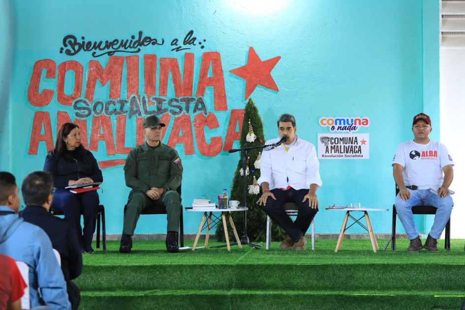 Fotografía cedida por el Palacio de Miraflores del presidente de Venezuela, Nicolás Maduro (c), durante una visita a una comuna en Caracas (Venezuela). Maduro insistió en que la banda Tren de Aragua fue derrotada y desaparecida del país por las fuerzas de seguridad.