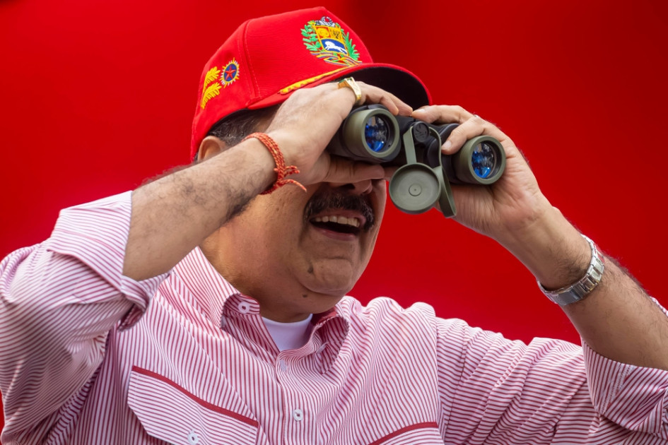 Fotografía del 1 de diciembre de 2025 que muestra al presidente de Venezuela, Nicolás Maduro, saludando en un acto público de juramentación de su buró político, en Caracas (Venezuela).