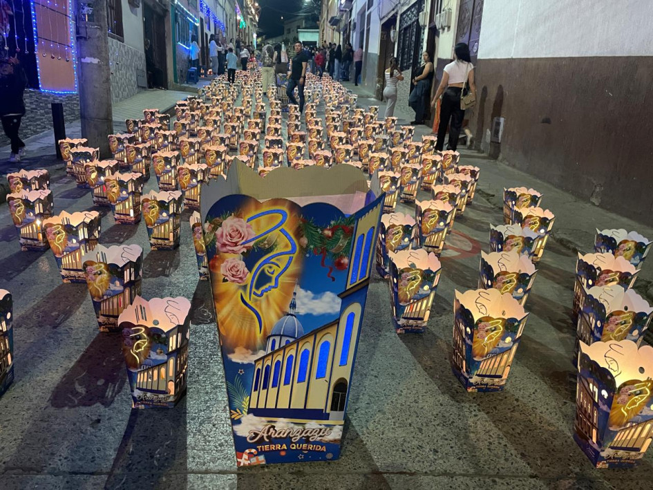 En la calle de la parabólica, en Aranzazu (Caldas), los vecinos elaboraron faroles con el motivo del templo parroquial.