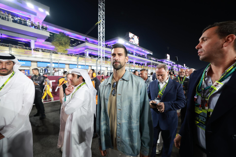 Novak Djokovic caminó en la parrilla de salida antes del Gran Premio de Fórmula 1 de Catar. El tenista dio su pronóstico sobre el Mundial de fútbol en el 2026.