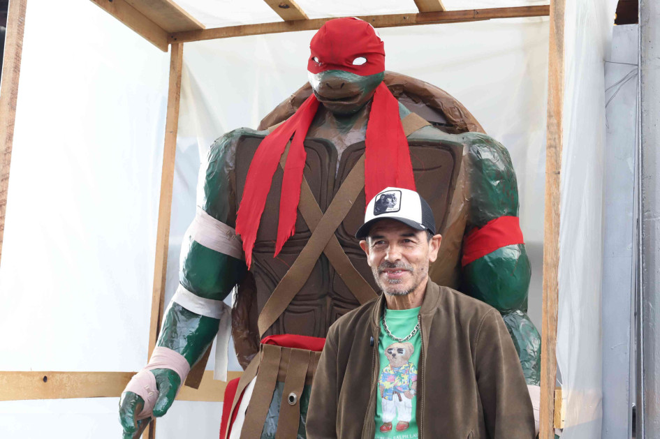 Piti junto a la estatua de Rafael, de las Tortugas Ninja, muñeco de año viejo que quemarán en Tres Esquinas (Manizales).