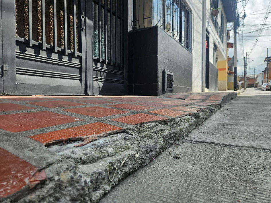 Este es el borde del andén que el contratista debe reparar en el barrio Villa Fundemos. 