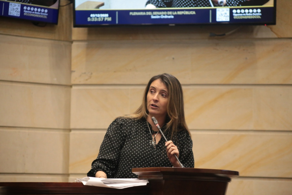Paloma Valencia, senadora y precandidata presidencial del partido Centro Democrático, lideró el debate en el Senado de la República.