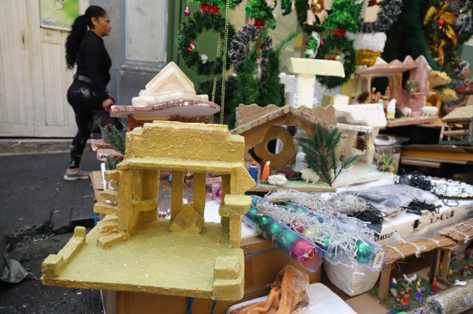 Una buena opción en Navidad son los pesebres reciclados, que se venden en la carrera 23 de Manizales. Conozca la historia de tres vendedores informales.