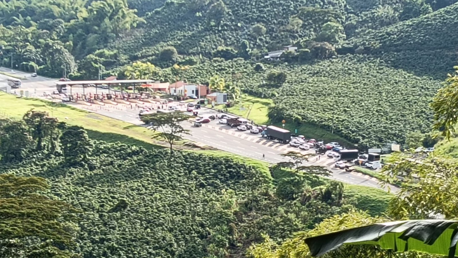 Camioneros bloquean desde las 2:00 p.m. el peaje Tarapacá II, en la vía Manizales-Pereira.