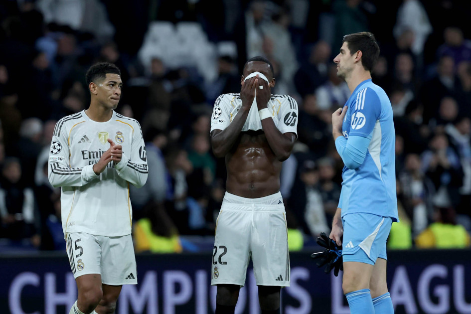 Los jugadores del Real Madrid Jude Bellingham, Antonio Rudiger y Thibaut Courtois se lamentan tras la derrota 1-2 que su equipo sufrió ante el Manchester City en la Champions.