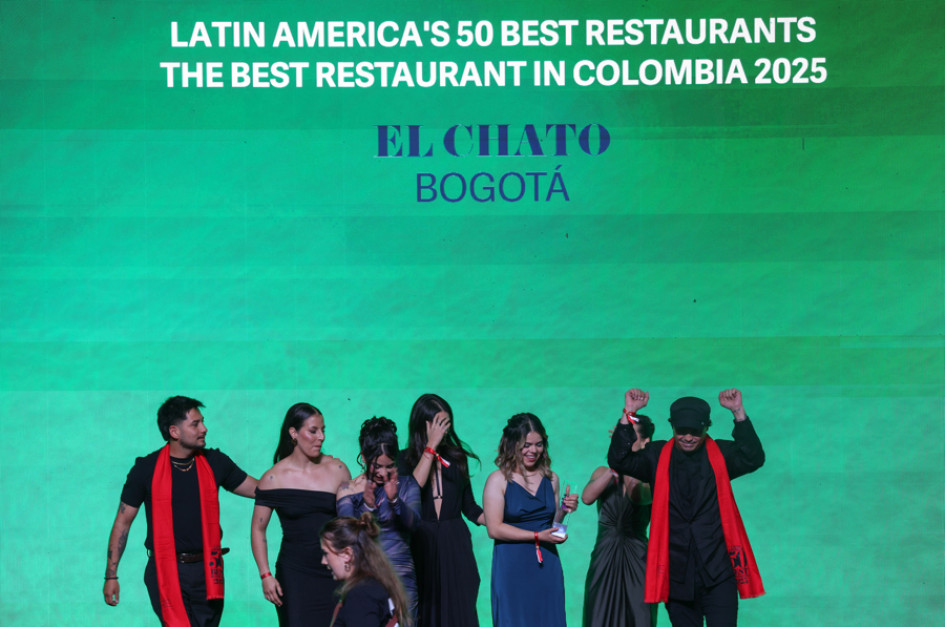 Representantes del restaurante colombiano El Chato celebran este martes, en Antigua (Guatemala). El Chato, ubicado en Bogotá, del Chef Álvaro Calvijo, fue el ganador del primer lugar de la lista Latin America’s 50 Best Restaurants y la distinción del mejor restaurante de Colombia.