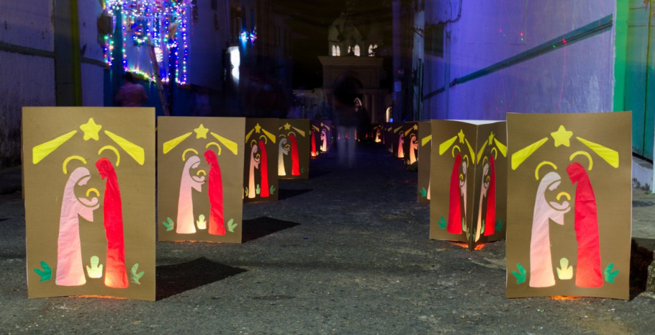En la Noche del Fuego, Salamina se llena de faroles, decoración navideña y visitantes que acuden a este pueblo patrimonio de Caldas para disfrutar de la tradición. En la foto, la carrera 3 por el sector del cementerio.