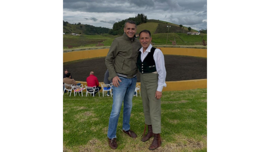 Ricardo Santana con el maestro César Rincón, el pasado 5 de diciembre en el campo bravo colombiano.