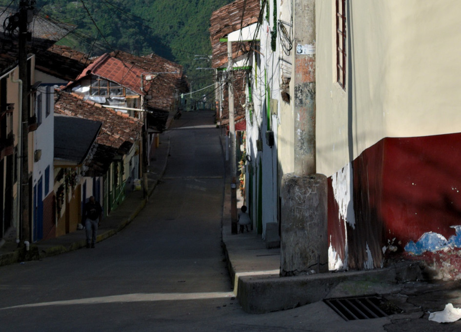 La base del poste presentó daños. La Chec indicó que no es de su propiedad.