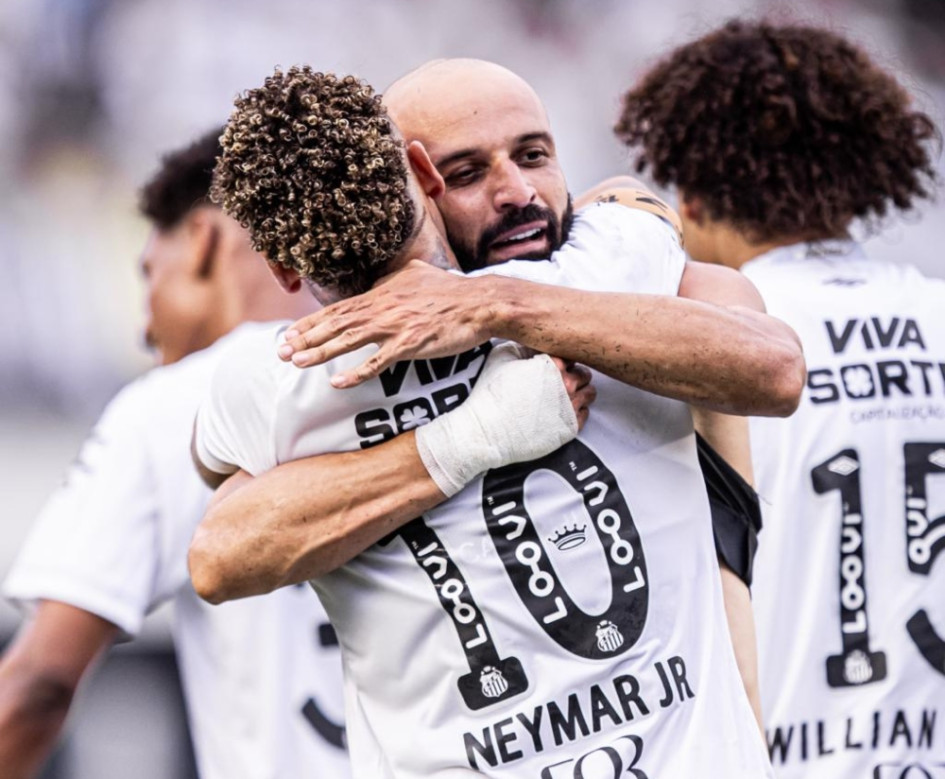 Santos goleó a Cruzeiro en la última jornada del Brasileirao y se salvó del descenso. 