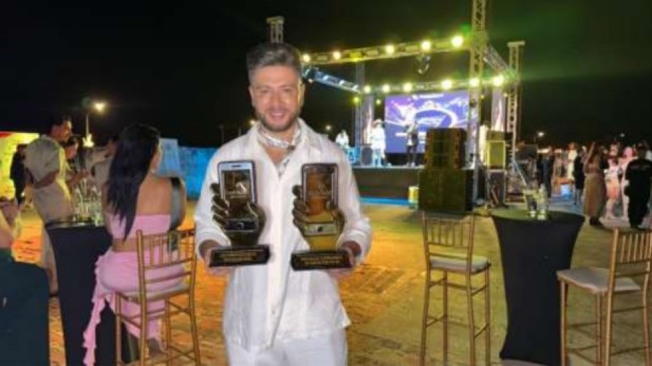 Sebastián Cardona con los dos premios otorgados al canal regional. 