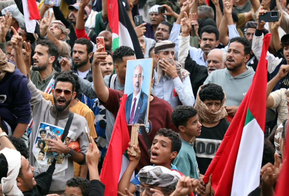 La gente participa en una protesta contra Arabia Saudita en la ciudad portuaria de Adén, al sur del Yemen, este 30 de diciembre.