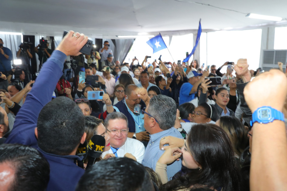 Simpatizantes del conservador Nasry 'Tito' Asfura, celebran en la sede del Partido Nacional este miércoles, en Tegucigalpa (Honduras).