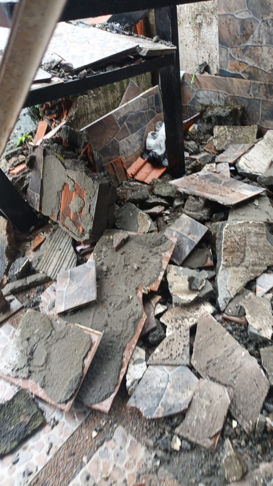 Emas empezó  la reparación de la fachada de una vivienda en la carrera 8C del barrio Alto Porvenir, afectada por el choque de un camión compactador.