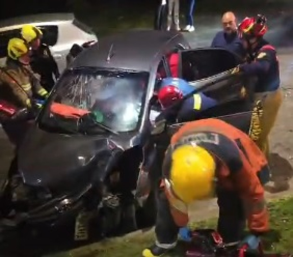 Aunque el Cuerpo de Bomberos alistó maquinaria para extraer a un lesionado, no fue necesario. Tres personas terminaron afectadas.