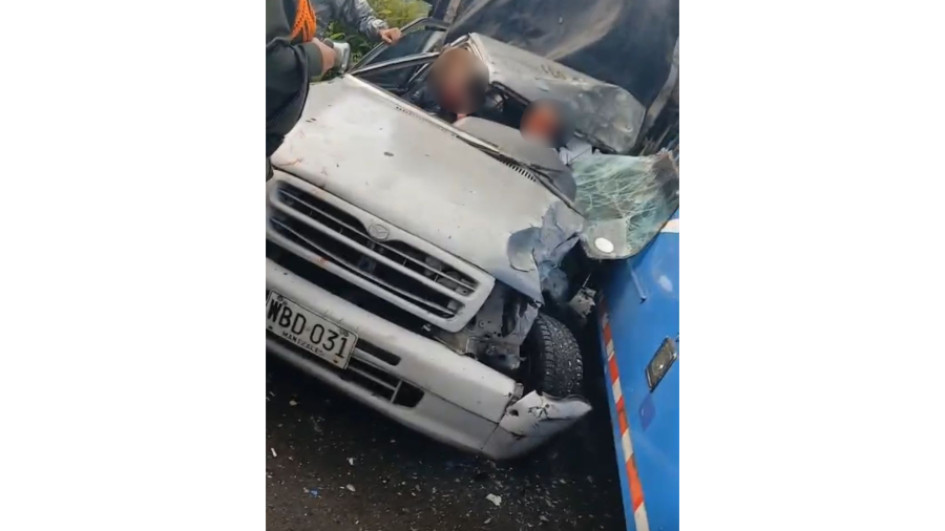 Una buseta de la empresa Socobuses y un carro particular chocaron.